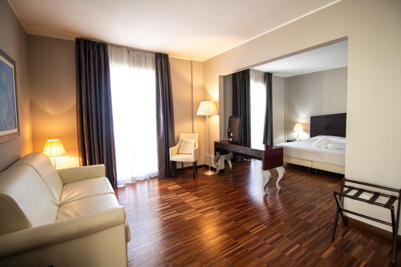 Hotel Cavour By Lvg Hotel Collection Novara Bagian luar foto